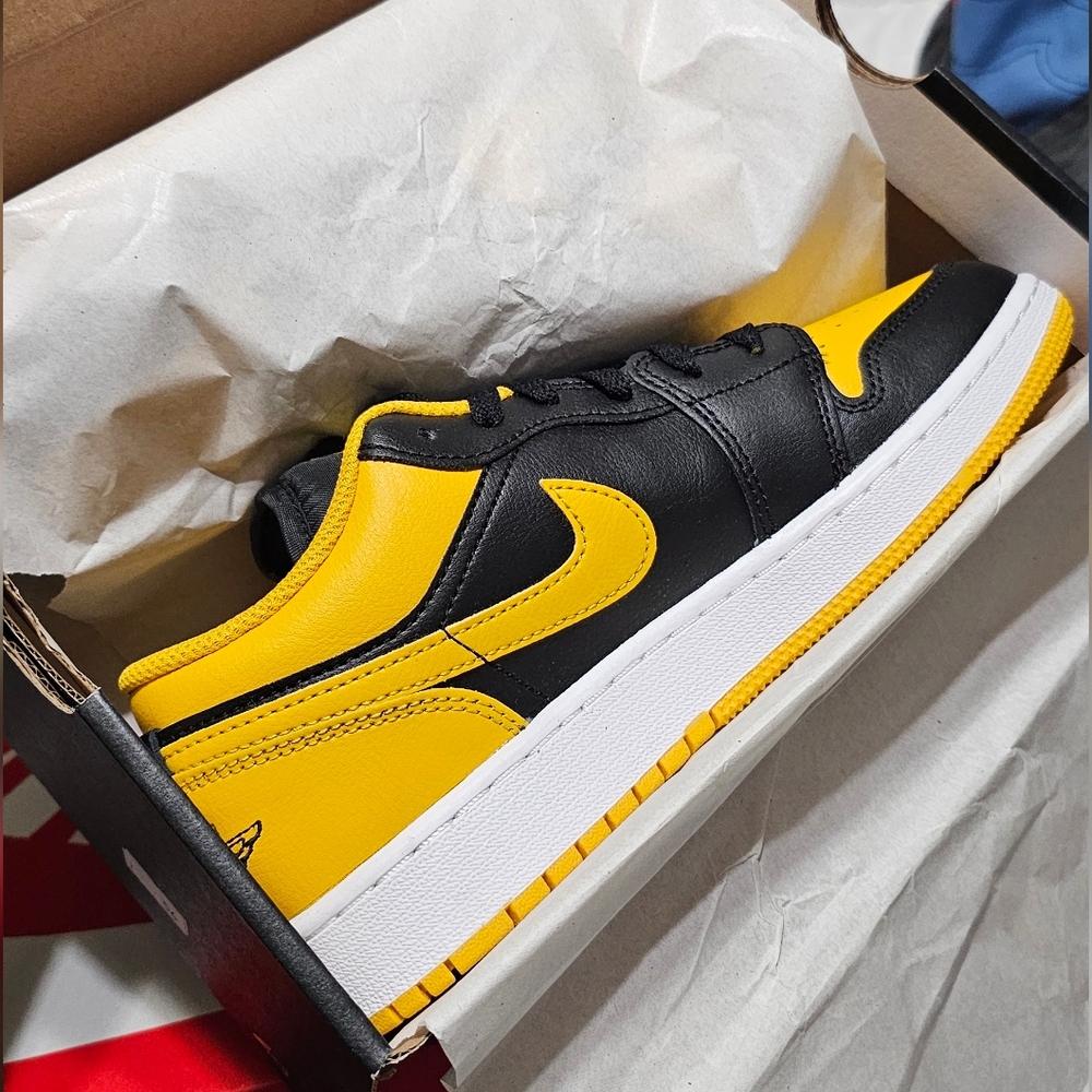 NIB Jordan 1 Ochre & black
